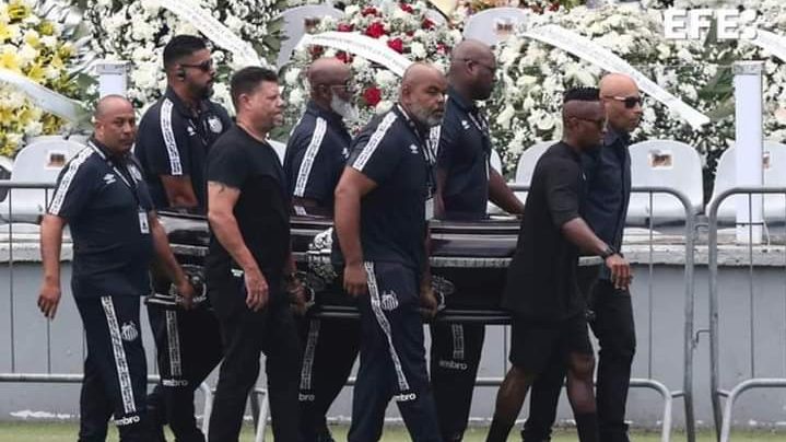 Realizan funeral de cuerpo presente de Pelé en estadio de Santos de Brasil