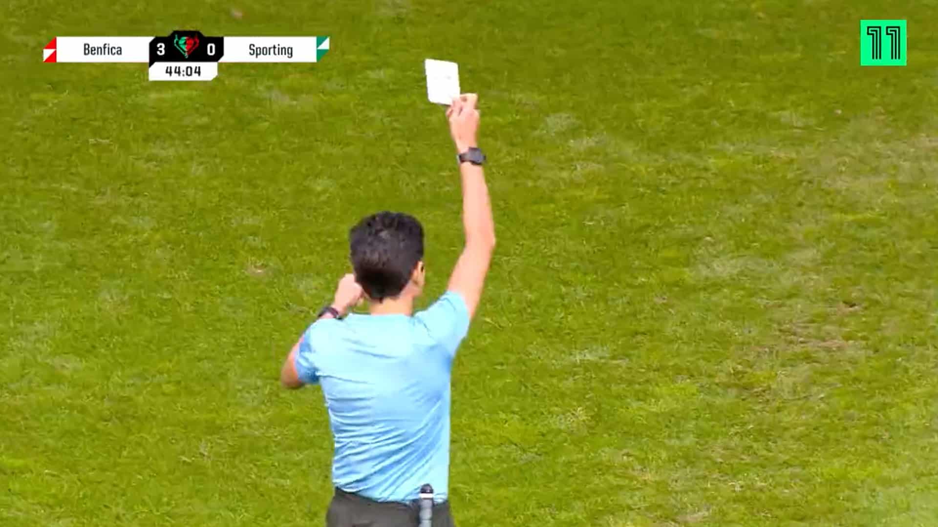 Árbitro de fútbol saca la primera tarjeta blanca de la historia