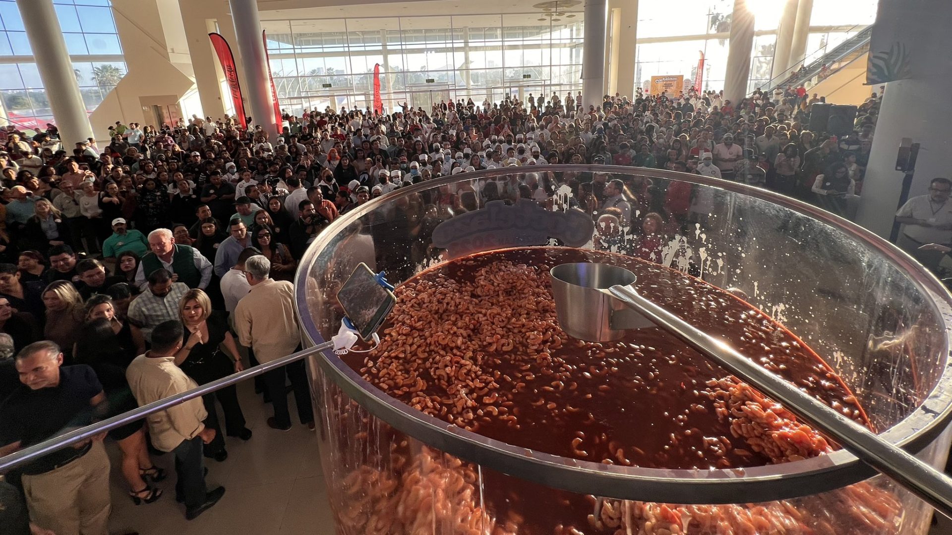 Mazatlán obtiene el Récord Guinness del cóctel de camarón más grande del mundo