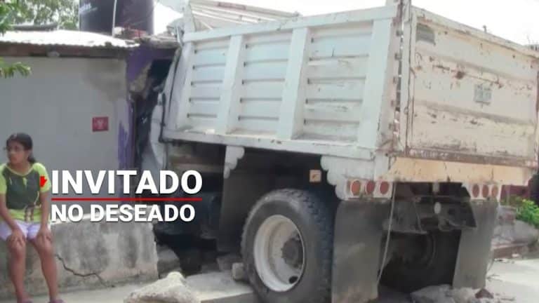 Camión de carga se impacta en una casa; tras 2 días del accidente no hay quién retire el vehículo
