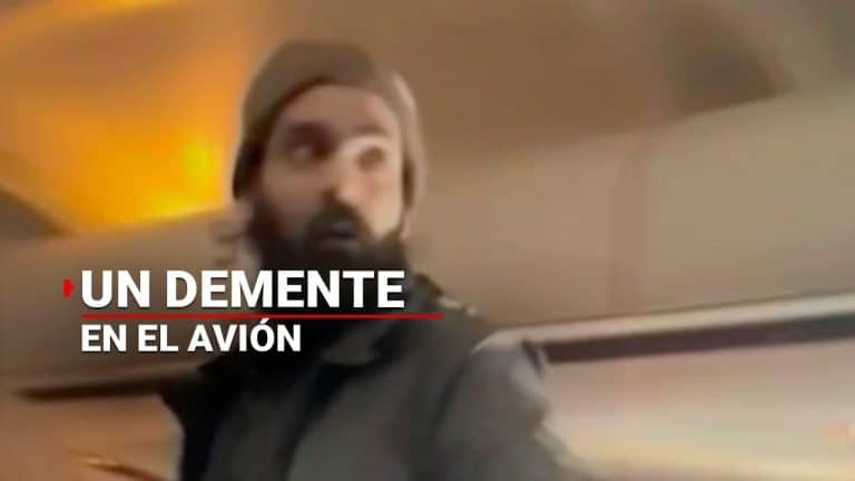 Sujeto causa terror en avión al querer abrir puerta de emergencia; decenas de pasajeros fueron amenazados durante vuelo