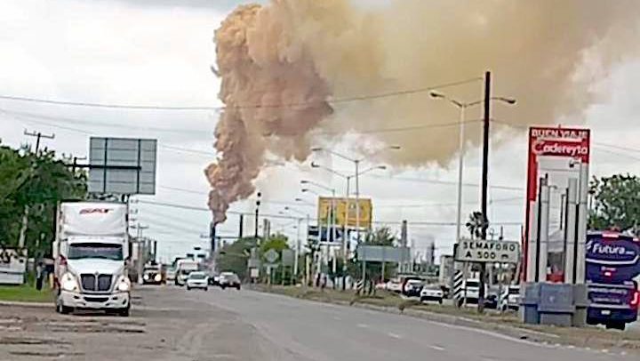 Captan columnas de humo en Refinería de Cadereyta