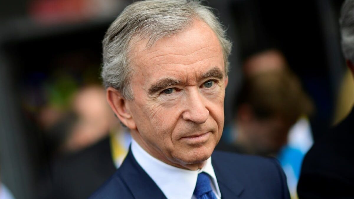 El magnate francés Bernard Arnault encabeza la lista con una fortuna de 211 mil millones de dólares