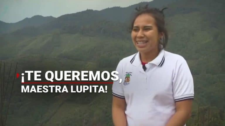 A pesar del abandono a la Educación en México, la maestra Lupita viaja casi 7 horas para dar clases en Oaxaca