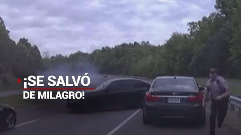 Policía se salva de una trágica colisión; automóvil en exceso de velocidad se impacta contra otro en la carretera