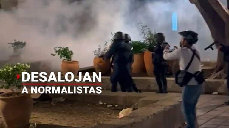 Continúan enfrentamientos entre normalistas y policías en Oaxaca; se robaron un autobús y hay 3 detenidos