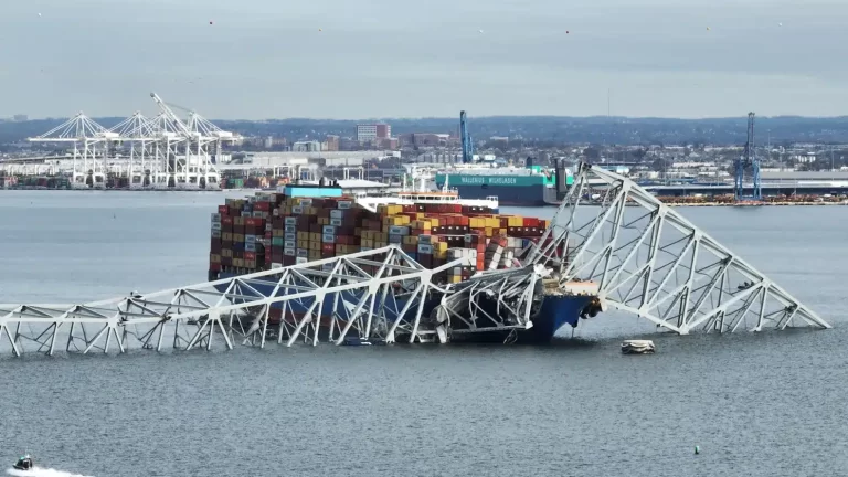Buque impacta y colapsa puente vehicular en Baltimore, EUA