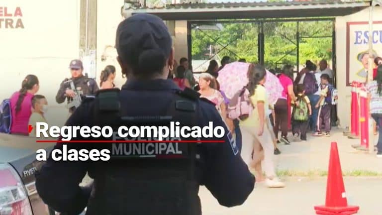 Regresan a clases tras amenazas de cobro de piso